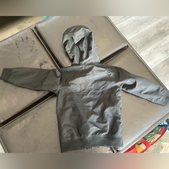 Black kids coat size 5T good condition - Picture 2 of 3